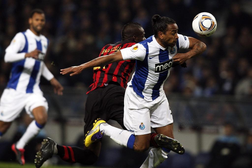 Le ballon ricoche sur le bras de Pereira, gêné par Balotelli, et finira dans les filets de Porto (1-1). [KEYSTONE - Jose Coelho]