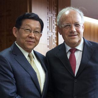 Johann Schneider-Ammann lundi 09.07.2012 à Pékin avec le ministre chinois du Commerce Chen Deming. [Alexander F. Yuan]