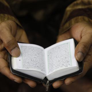 Lecture du Coran par un musulman. [Reuters - John Kolesidis]