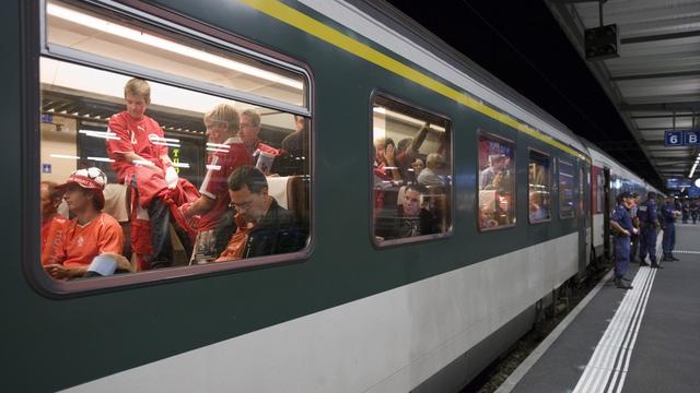 Pour le Conseil fédéral, les hooligans ne devraient pas pouvoir monter dans les trains en même temps que les autres voyageurs. [Gaetan Bally]