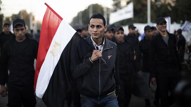 Des centaines de manifestants ont commencé à se rassembler dans l'après-midi à travers Le Caire pour marcher sur la place Tahrir et vers le palais présidentiel. [MARCO LONGARI]