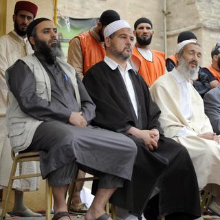 Le chef de file des salafistes tunisiens Abou Yadh avec ses assistants lors d'un meeting à Kairouan, 20 mai 2012. [Fethi Belaid]
