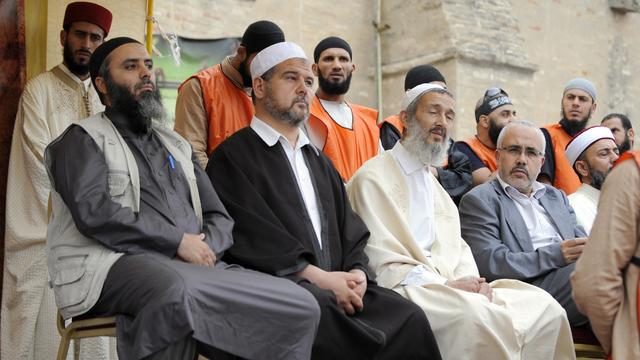 Le chef de file des salafistes tunisiens Abou Yadh avec ses assistants lors d'un meeting à Kairouan, 20 mai 2012. [Fethi Belaid]