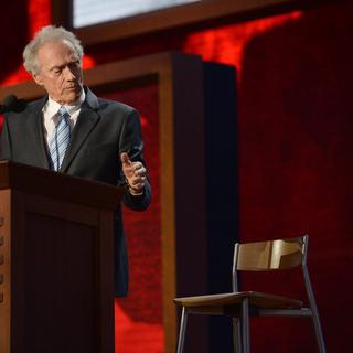 Clint Eastwood s'adresse au président Obama, représenté par une chaise vide. [Justin Lane]