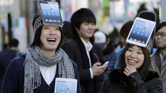 A l'occasion de la sortie de l'iPad mini, près de 300 personnes étaient au rendez-vous à l'Apple Store à Tokyo, dans le quartier Ginza des grands magasins, certains déguisés en ordinateurs ou en i-Pad. [Koji Sasahara]