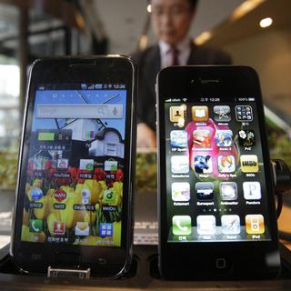 Apple dénonçait le vol de ses brevets de l'I-phone (à droite), implémentés dans le smartphone Samsung (à gauche). [AP Photo - Ahn Young-joon]
