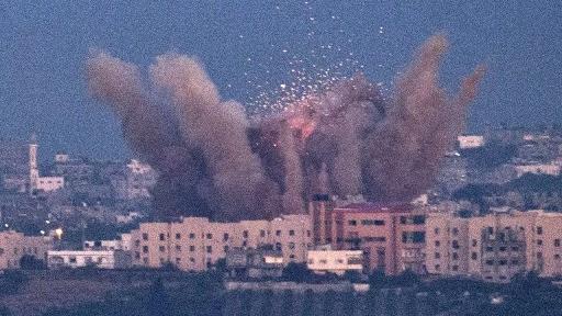 Une photo prise de la ville israélienne de Sderot montre la fumée s'élevant d'un lieu visé par la force aérienne israélienne dans la bande de Gaza jeudi. [JACK GUEZ]