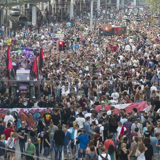 A Berne, des milliers de jeunes ont manifesté samedi soir contre les restrictions imposées au divertissement nocturne dans la capitale. [Peter Klaunzer]
