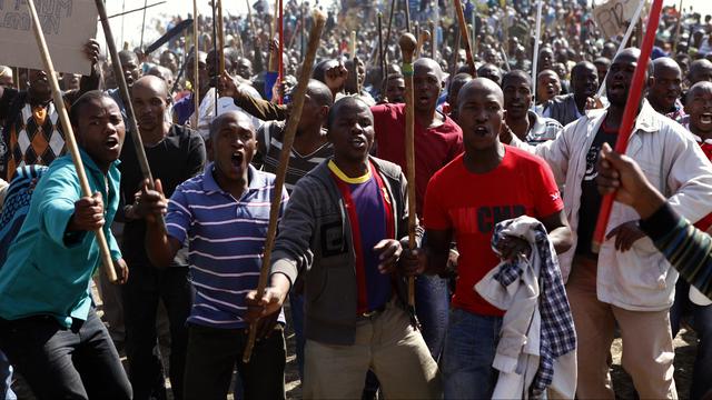 Les mineurs ont protesté en chantant avant les tirs. [Siphiwe Sibeko]