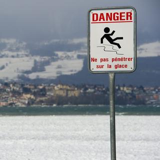 Une partie du lac de Neuchâtel a gelé suite à la vague de froid. Yverdon, 7 février 2012. [Jean-Christophe Bott]