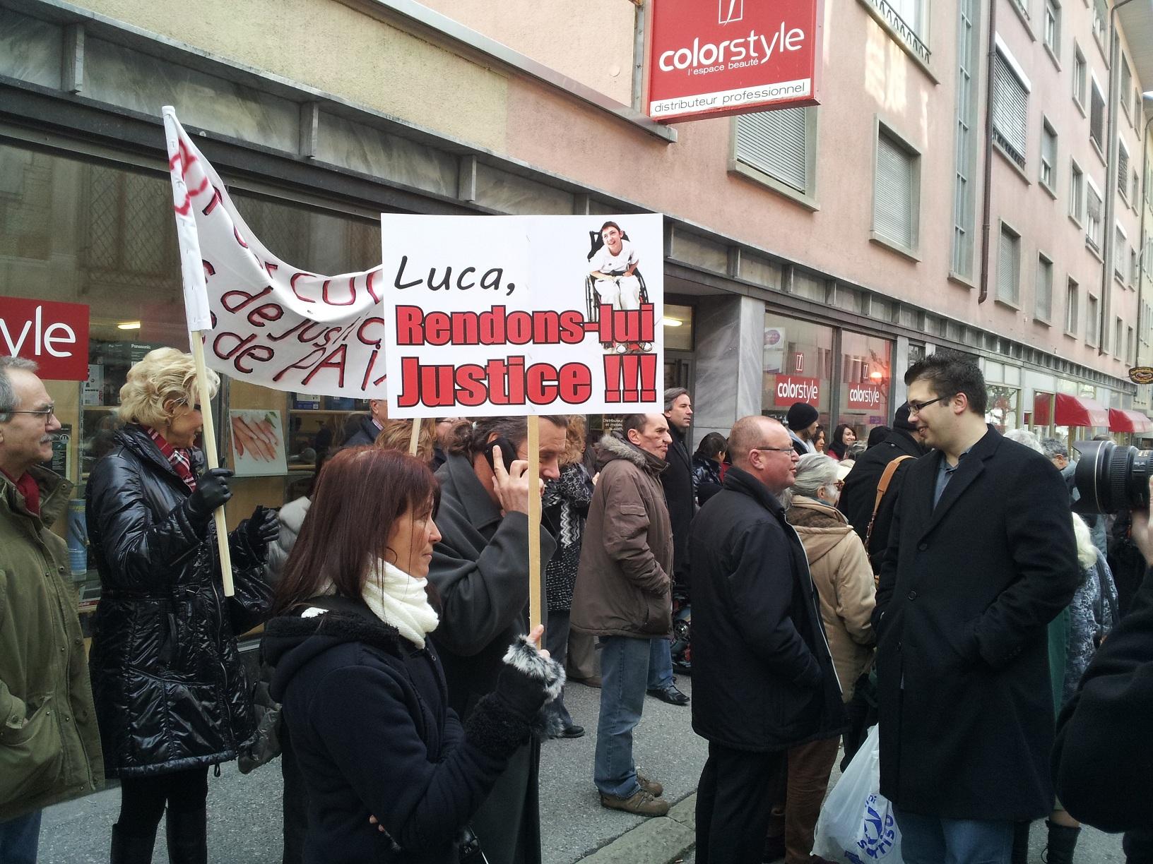 Une manifestation de soutien à Luca a été organisée devant le Ministère public. [JZim - RTS]