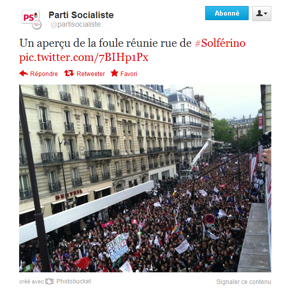 Le Parti socialiste poste sur son compte Twitter une photo de la foule réunie aux abords du QG de la rue de Solférino. [@PartiSocialiste]