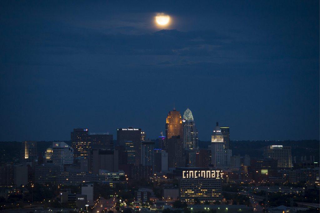 La lune a rendu un dernier hommage à Neil Armstrong au-dessus de Cincinnati.
