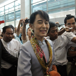 Aung San Suu Kyi à son départ pour l'Europe à l'aéroport de Rangoun ce mercredi. [Minzayar]