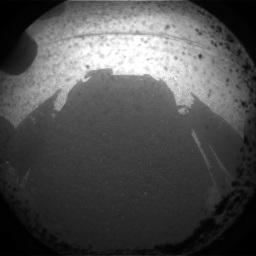 Curiosity a envoyé une première photo de son ombre portée sur le sol martien. [NASA]