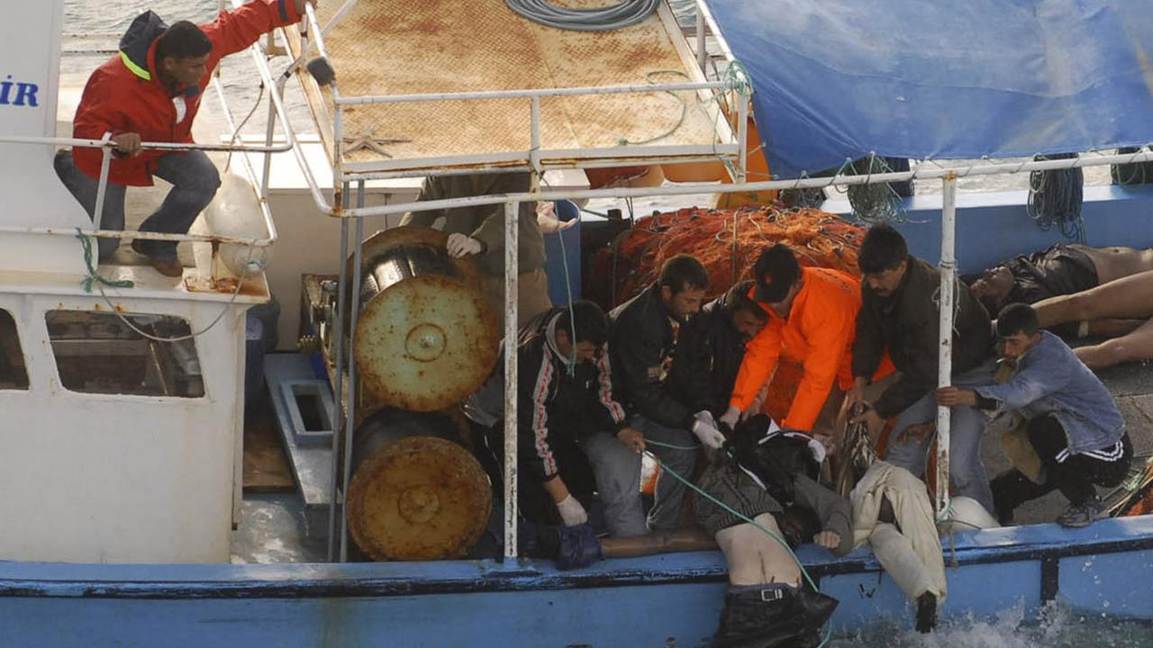 Sauvetage des immigrants clandestins naufragés au large de la Turquie, près d'Izmir. [Stringer/Reuters]