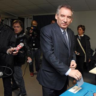 Le centriste François Bayrou a glissé son bulletin dans une urne à Pau, dans le Sud-ouest. [REUTERS - Laurent Dard]