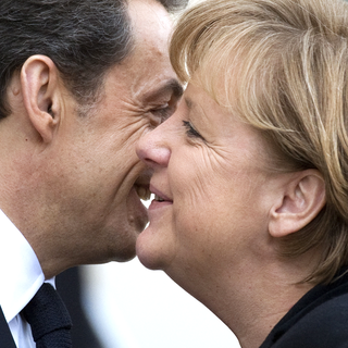 Nicolas Sarkozy et Angela Merkel, on ne compte pas les rencontres, les embrassades et les sourires ces cinq dernières années. Le duo, qui a parfois été surnommé Merkozy, a affiché une complicité et une fermeté commune dans les dossiers européens, qui ont souvent mis les autres dirigeants de l'UE au second plan. [Lionel Bonaventure]