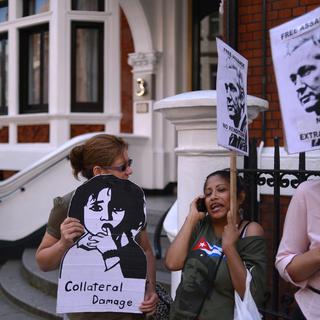 Des supporters du fondateur de Wikileaks rassemblés mercredi devant l'ambassade d'Equateur à Londres. [Carl Court]
