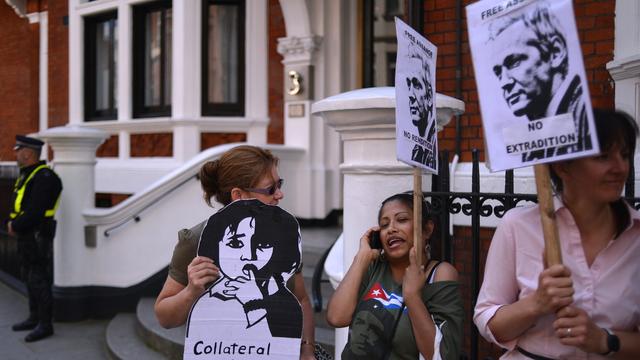 Des supporters du fondateur de Wikileaks rassemblés mercredi devant l'ambassade d'Equateur à Londres. [Carl Court]