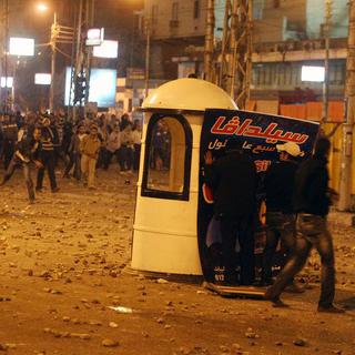 Le discours du président Morsi jeudi soir a provoqué la colère de militants anti-islamistes qui ont attaqué dans la nuit le quartier général des Frères musulmans. [KHALED ELFIQI]