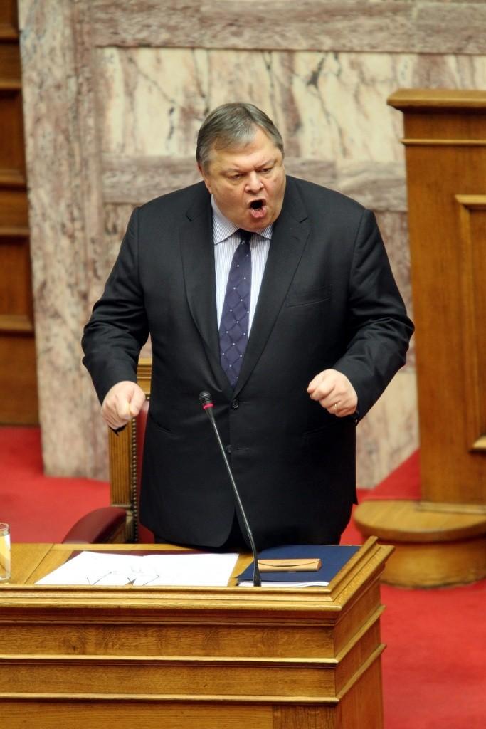 12 février, nouvelle cure d'austérité en Grèce--Le Parlement grec adopte un nouveau plan d'austérité, défendu vigoureusement par le ministre des Finances Evangelos Venizelos. Quelque 3,3 milliards d'économies budgétaires sont annoncées. Cette décision intervient au terme d'une journée marquée par une grande manifestation qui réunit 80'000 personnes à Athènes. Plus de dix bâtiments sont incendiés. [Pantelis Saitas]