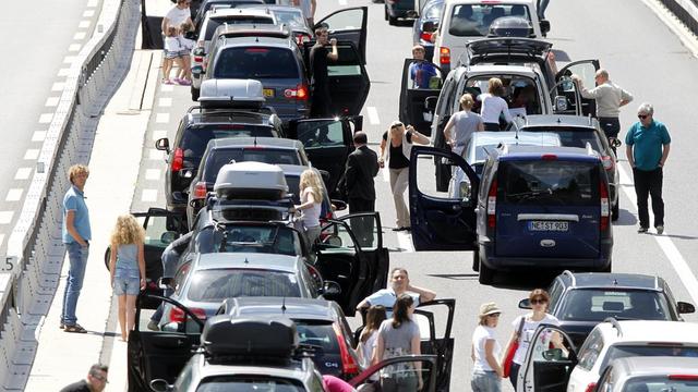 Les vacanciers sur le retour ont dû compter avec environ deux heures de retard. [Urs Flueeler]