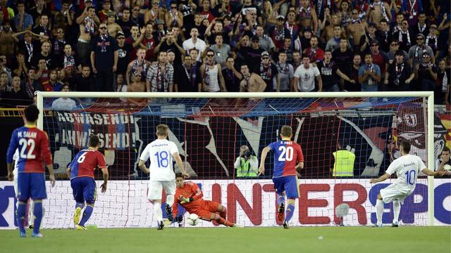 Yann Sommer a évité une grosse désillusion à son club en arrêtant le penalty de Magne Hoseth. [KEYSTONE - GEORGIOS KEFALAS]