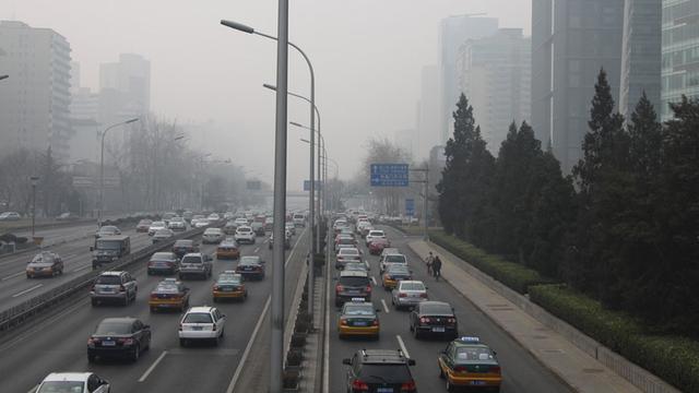 Deuxième peripherique à Pékin : le smog printanier habituel des jours de semaine. [Alain Arnaud]