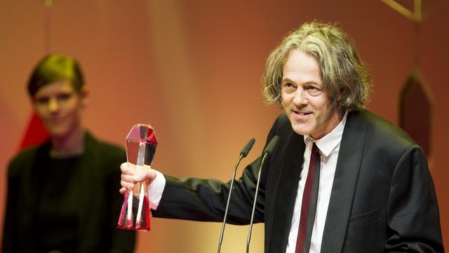 Roland Colla reçoit son premier prix d'envergure à Lucerne. [Sigi Tischler]