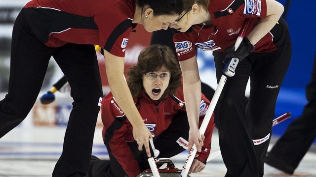 Eliminée avant les play-offs, l'équipe de Suisse (la skip Mirjam Ott entourée de Carmen Küng et Janine Greiner), a déçu en Suède. Elle était pourtant favorite après son titre mondial en mars dernier au Canada. [Andrew Vaughan]