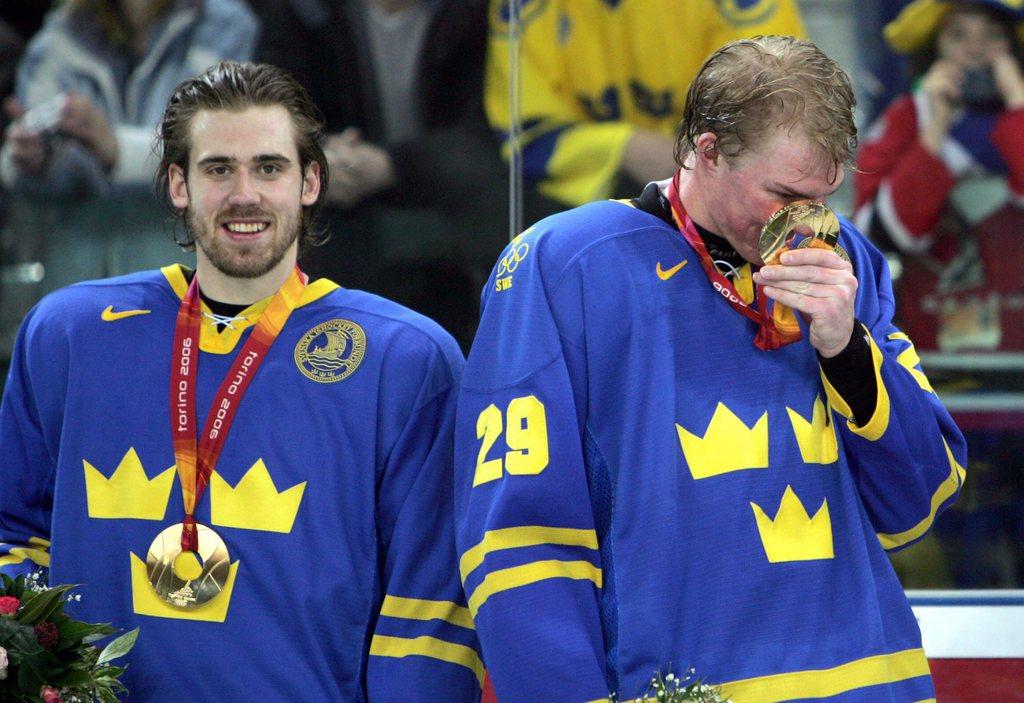 Zetterberg (à gauche) avec sa médaille d'or autour du cou à Turin. [Bartlomiej Zborowski]