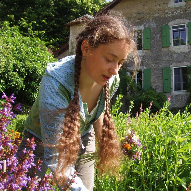 Un peu fée, beaucoup femme, Gisèle Rime aime parler avec les fleurs de son jardin. [Laurent Willenegger]