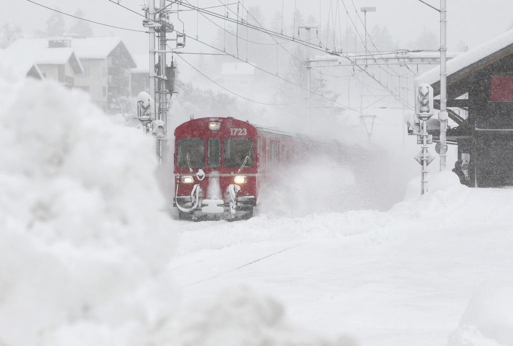 Le trafic ferroviaire a été fortement perturbé par la tempête Andrea, comme ici en Engadine. [Arno Balzarini]