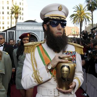 Coutumier des provocations, Sacha Baron Cohen, déguisé en dictateur, apportait en janvier 2012 à Los Angeles les cendres de son "ami" Kim Jong-Il. [Chris Carlson]