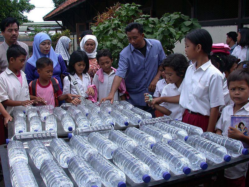 Application de la désinfection solaire de l’eau en Indonésie, selon la méthode SODIS. [CC BY 3.0 - SODIS Eawag]