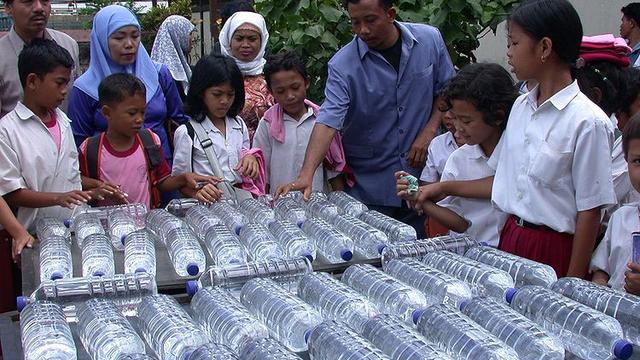 Application de la désinfection solaire de l’eau en Indonésie, selon la méthode SODIS. [CC BY 3.0 - SODIS Eawag]