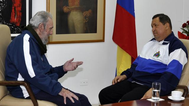 Fidel Castro et Hugo Chavez à l'hôpital de La Havane le 2 mars 2012. Le cancer du président vénézuélien a été diagnotisqué mi-2011. Hugo Chavez est décédé le 5 mars 2013. [XINHUA - PRESIDENCY OF VENEZUELA]