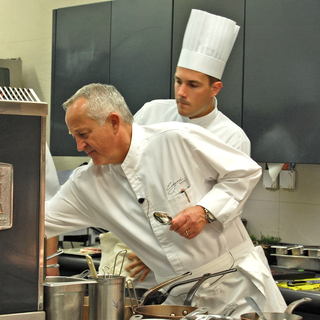 Edgard Bovier, chef exécutif des cuisines du Lausanne Palace, contrôle les assiettes avant leur départ en salle. [Antoine Droux]