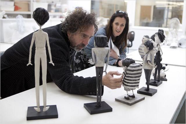 Tim Burton devant quelques-unes de 200 marionnettes confectionnées. [The Walt Disney Compagnie France]