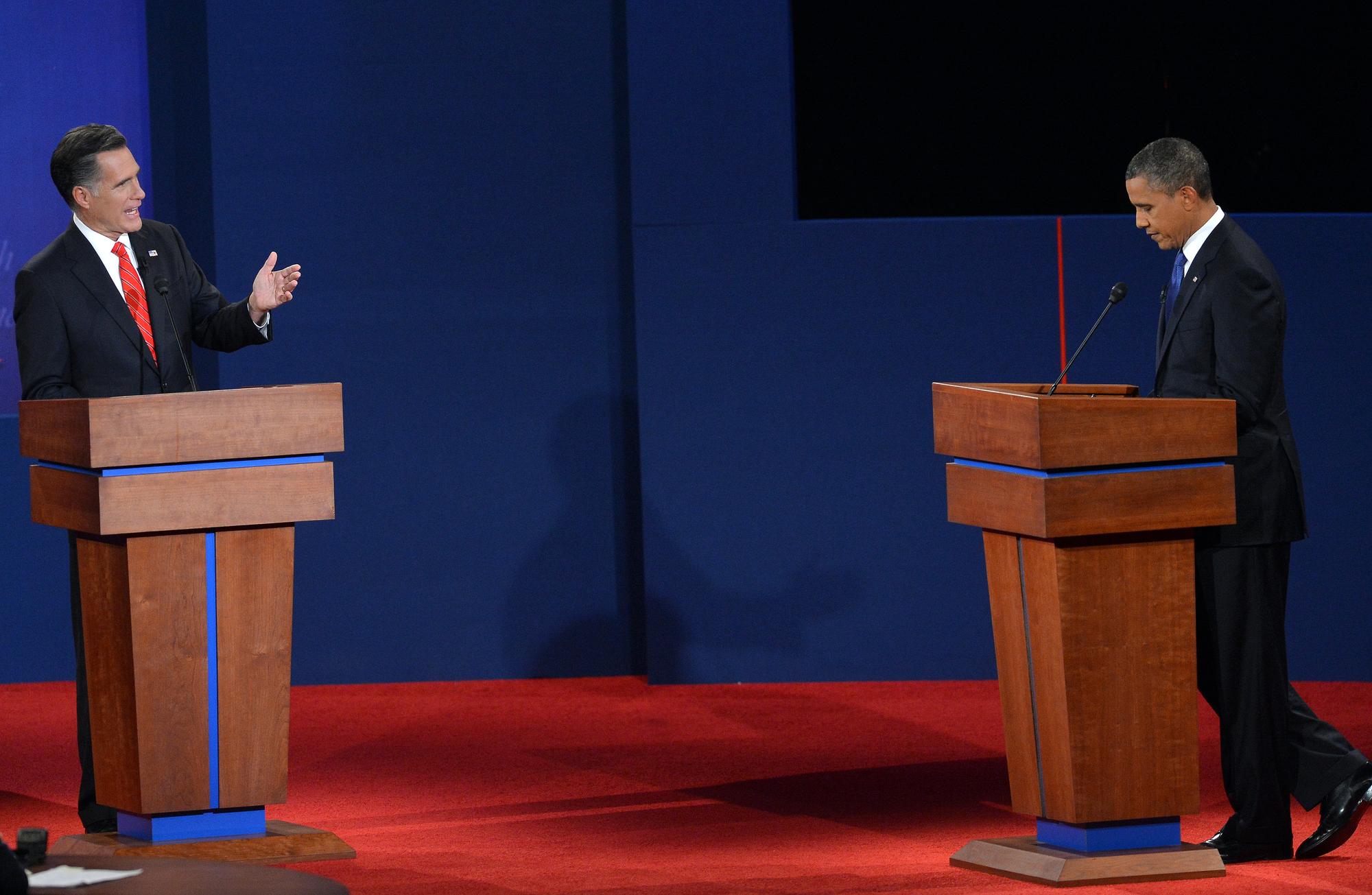 Le président américain Barack Obama écoute le candidat républicain Mitt Romney durant le premier débat présidentiel. [AFP - JEWEL SAMAD]