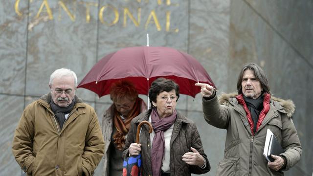 La famille de la victime aux côtés de son avocat Jacques Barillon, ce jeudi 29.11.2012 à la sortie du tribunal. [Laurent Gilliéron]