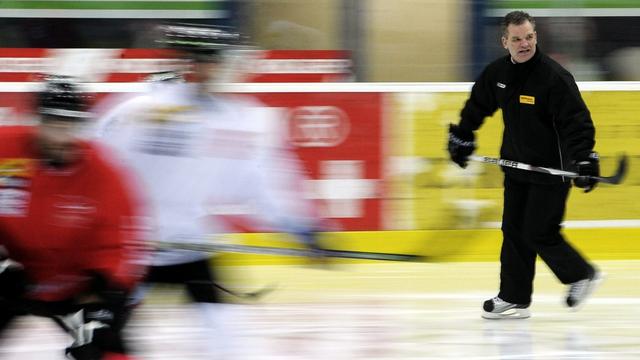 Nati Coach Sean Simpson, rechts, trainiert mit der Schweizer Eishockey Nationalmannschaft am Dienstag, 7. Februar 2012, in der Kolping Arena in Kloten. (KEYSTONE/Steffen Schmidt) [Steffen Schmidt]