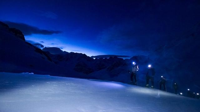 A l'aube naissante, des compétiteurs sur le chemin du "Col de Riedmatten". [Olivier Maire]