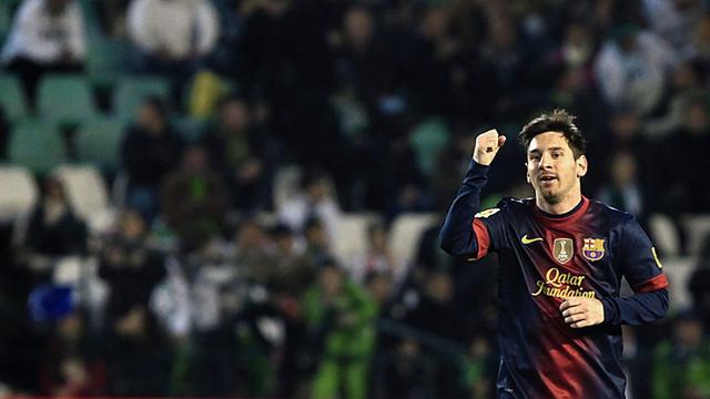 epa03503290 Barcelona FC's Argentinian striker Lionel Messi celebrates his second goal against Real Betis during their Primera Division soccer match played at Benito Villamarin stadium in Seville, Andalusia, Spain, 09 December 2012. EPA/PACO PUENTES [KEYSTONE - Paco Fuentes]