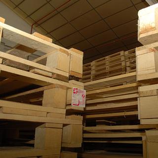 Eco cube récupère, recycle et revend des plateformes de bois incontournables dans le transport des marchandises. [ecocube.ch]