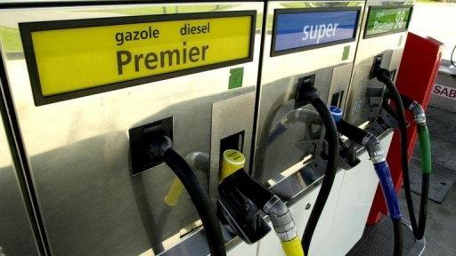 Une pompe à essence distribuant du diesel