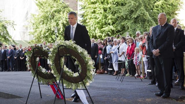 Le roi Harald et le premier ministre norvégien Jens Stoltenberg lors de la cérémonie d'hommage aux victimes, ce dimanche 22 juillet. [Roald Berit]