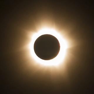 L'éclipse solaire au-dessus de l'Etat du Queensland (nord), un des rares endroits d'où pouvait être admirée cette union entre le Soleil et la Lune. [AP Photo/Tourism Queensland]