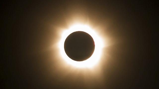 L'éclipse solaire au-dessus de l'Etat du Queensland (nord), un des rares endroits d'où pouvait être admirée cette union entre le Soleil et la Lune. [AP Photo/Tourism Queensland]